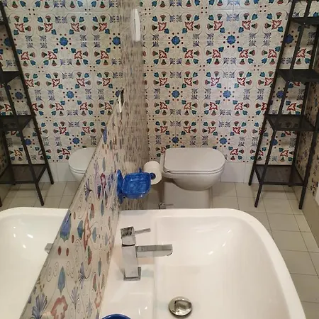 לינה וארוחת בוקר D'angleterre 4*